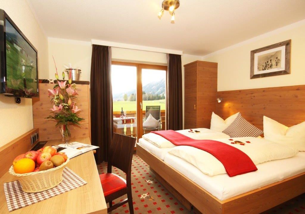 Landhotel Alphorn Doppelzimmer mit Balkon und Aussicht