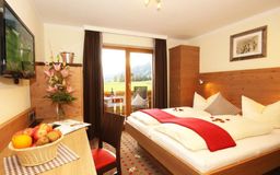 Landhotel Alphorn Doppelzimmer mit Balkon und Aussicht