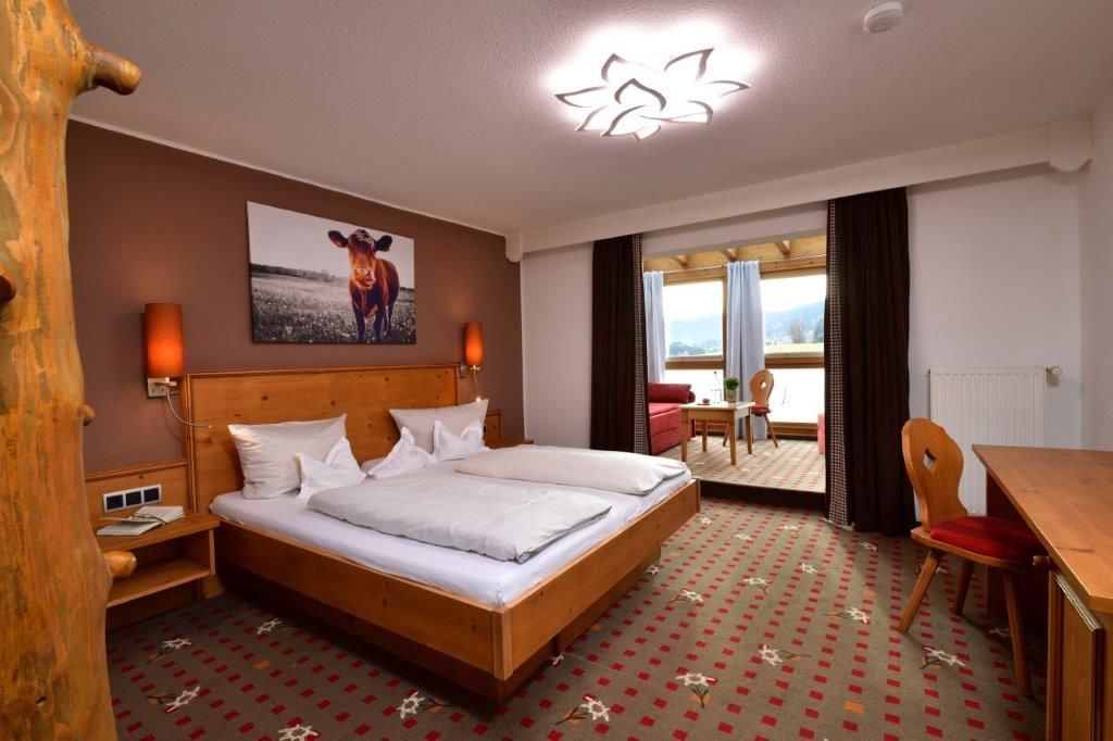 Landhotelzimmer im Landhotel Alhorn im Allgäu mit Wintergarten und Bergblick
