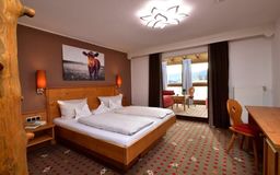 Landhotelzimmer im Landhotel Alhorn im Allgäu mit Wintergarten und Bergblick
