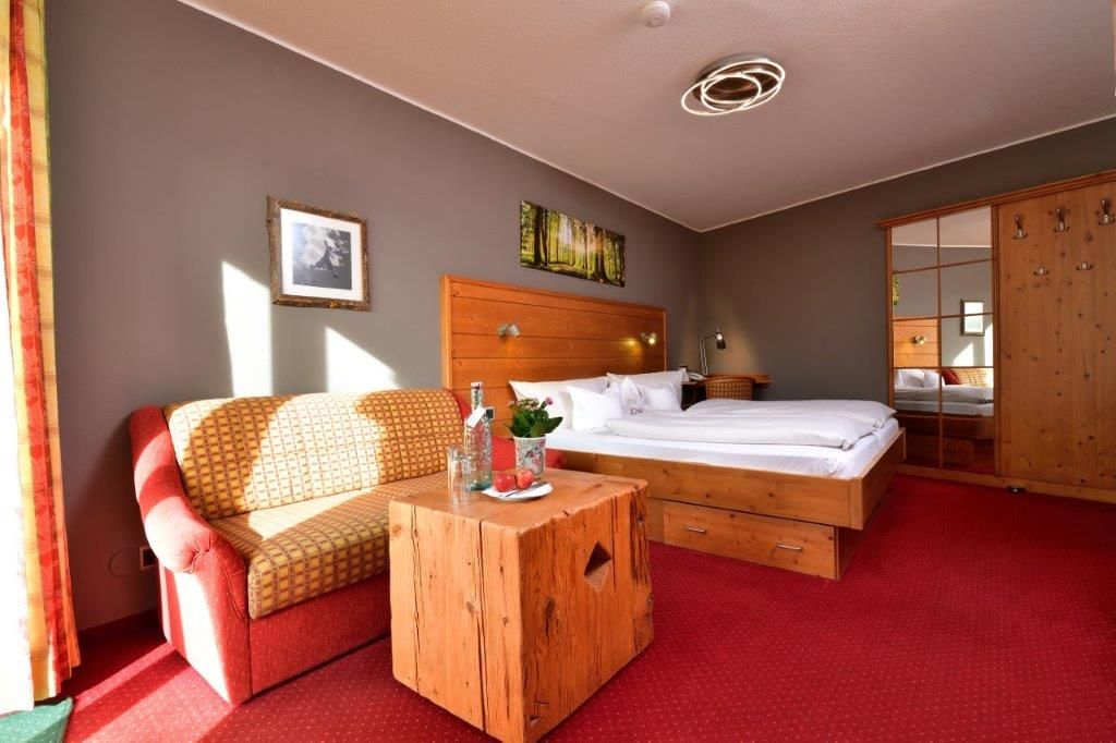 Landhotelzimmer im Landhotel Alphornmit-Balkon und Bergblick