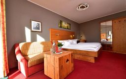 Landhotelzimmer im Landhotel Alphornmit-Balkon und Bergblick