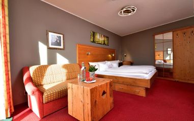 Landhotelzimmer im Landhotel Alphornmit-Balkon und Bergblick