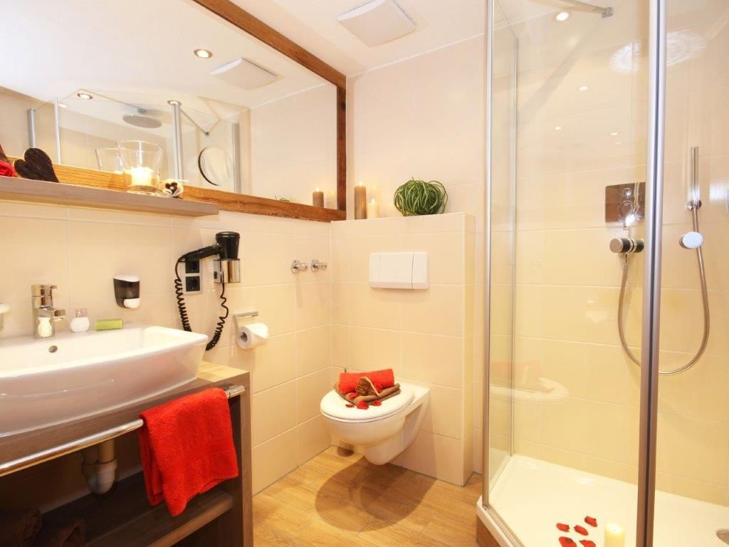 Landhotelzimmer im Landhotel Alhorn im Allgäu mit Wintergarten und Bergblick Badezimmer