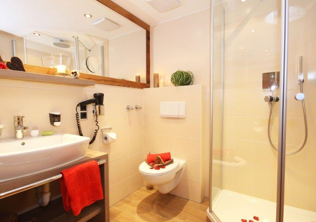 Landhotelzimmer im Landhotel Alhorn im Allgäu mit Wintergarten und Bergblick Badezimmer