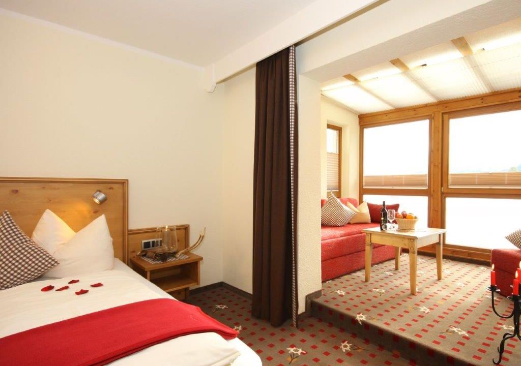 Landhotelzimmer im Landhotel Alhorn im Allgäu mit Wintergarten und Bergblick