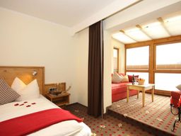 Landhotelzimmer im Landhotel Alhorn im Allgäu mit Wintergarten und Bergblick