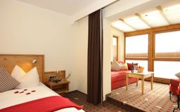 Landhotelzimmer im Landhotel Alhorn im Allgäu mit Wintergarten und Bergblick