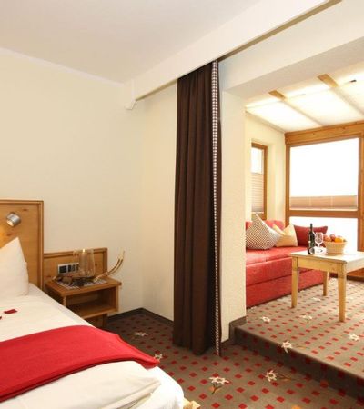 Landhotelzimmer im Landhotel Alhorn im Allgäu mit Wintergarten und Bergblick