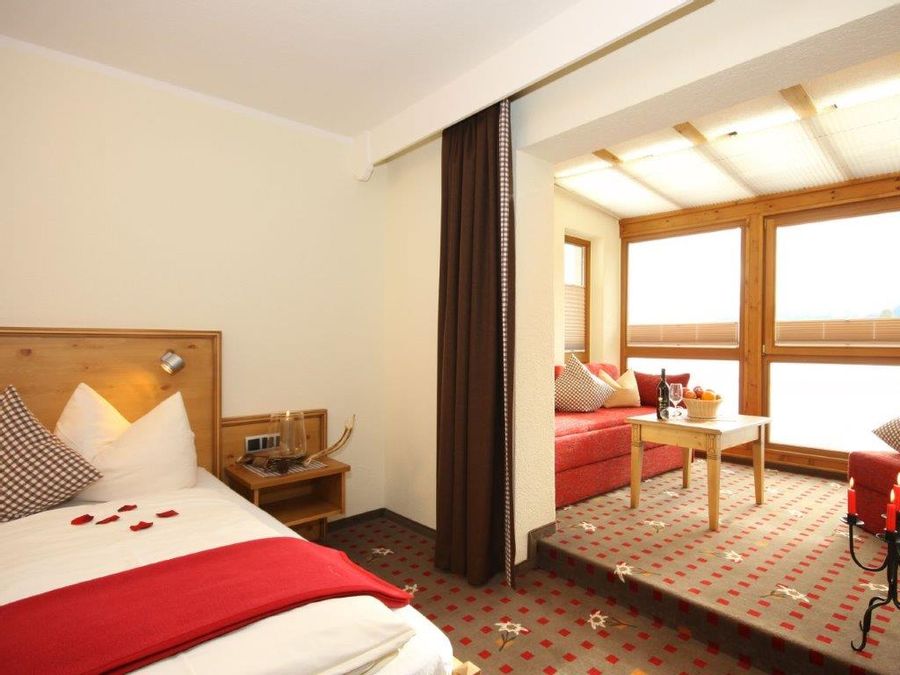 Landhotelzimmer im Landhotel Alhorn im Allgäu mit Wintergarten und Bergblick