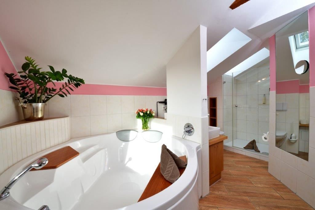 Landhotel Alphorn Juniorsute Silberdistel Badezimmer