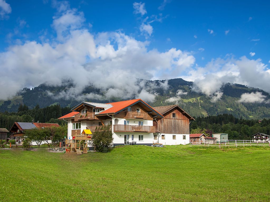 Ferienhaus im Grünen mit Spielplatz in Fischen im Allgäu vor idyllischer Berglandschaft – ideal für Familienurlaub in der Natur.