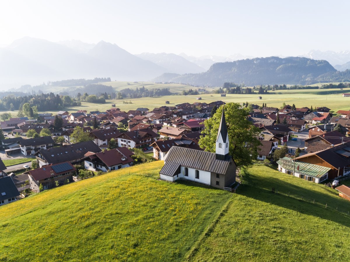 Historische Kapelle in Fischen im Allgäu, geweiht den Heiligen Maria Magdalena und Ottilia, mit barockem Altar und Figuren aus dem 15. Jahrhundert – beliebtes Ausflugsziel für Kultur- und Kircheninteressierte.