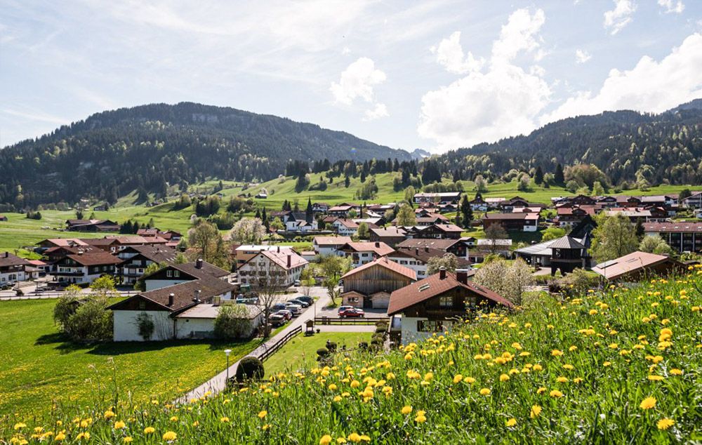 Landschaftsaufnahme von Fischen im Allgäu mit Blick auf die Allgäuer Alpen – ideales Urlaubsziel für Erholungs-, Aktiv- und Wellnessurlaub zu jeder Jahreszeit.
