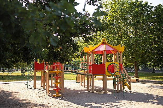 Kinderspielplatz mit Klettergeräten und Rutschen in grüner Umgebung – idealer Ort für Familienurlaub und Spielspaß im Allgäu.