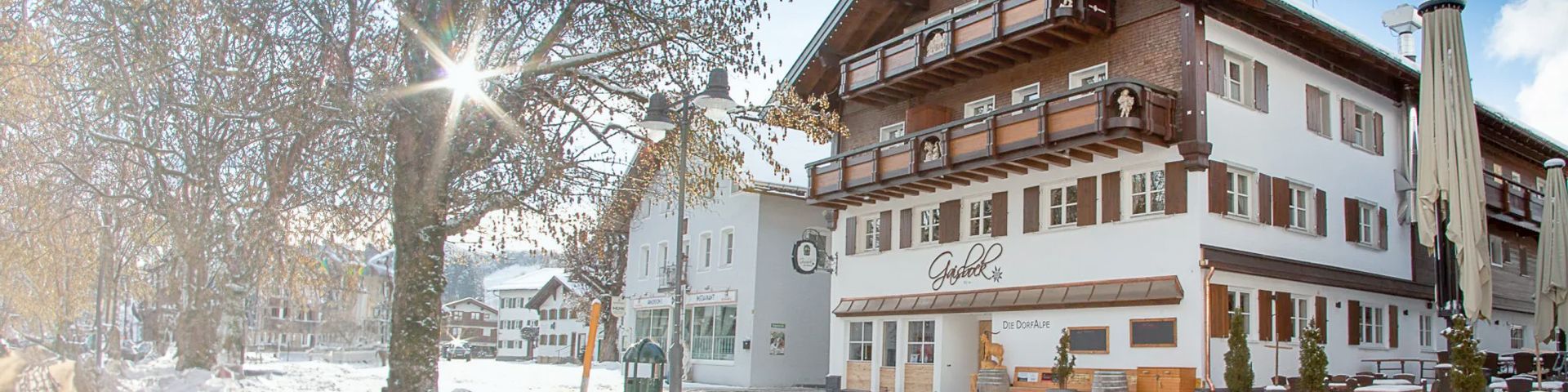 Außenansicht des Ferienhofs Gaisbock in Fischen im Allgäu – gemütliches Bauernhof-Ambiente umgeben von weißer Winterlandschaft.