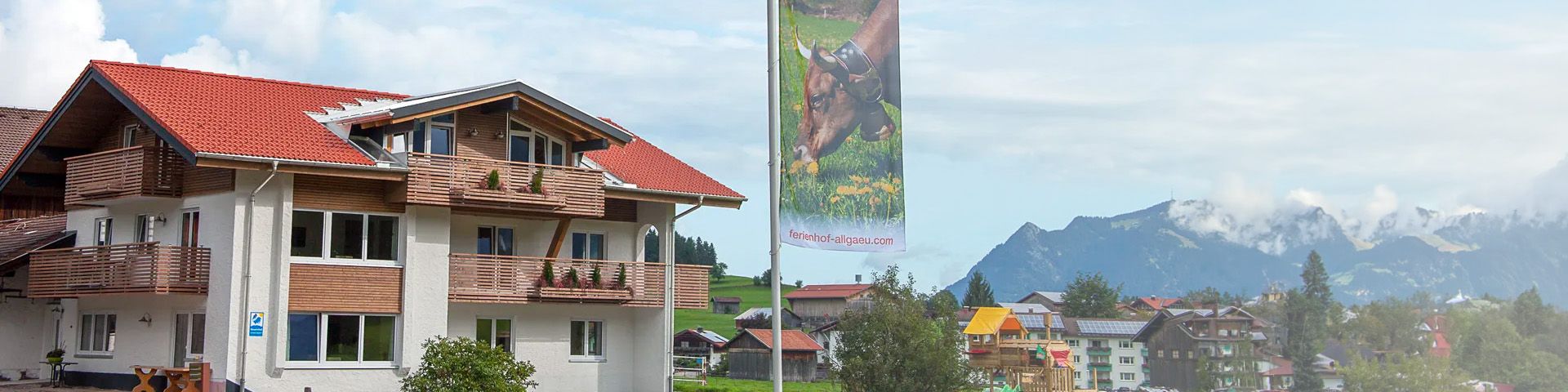 Außenansicht des Ferienhofs Gaisbock in Fischen im Allgäu – gemütliches Bauernhof-Ambiente umgeben von grüner Landschaft.