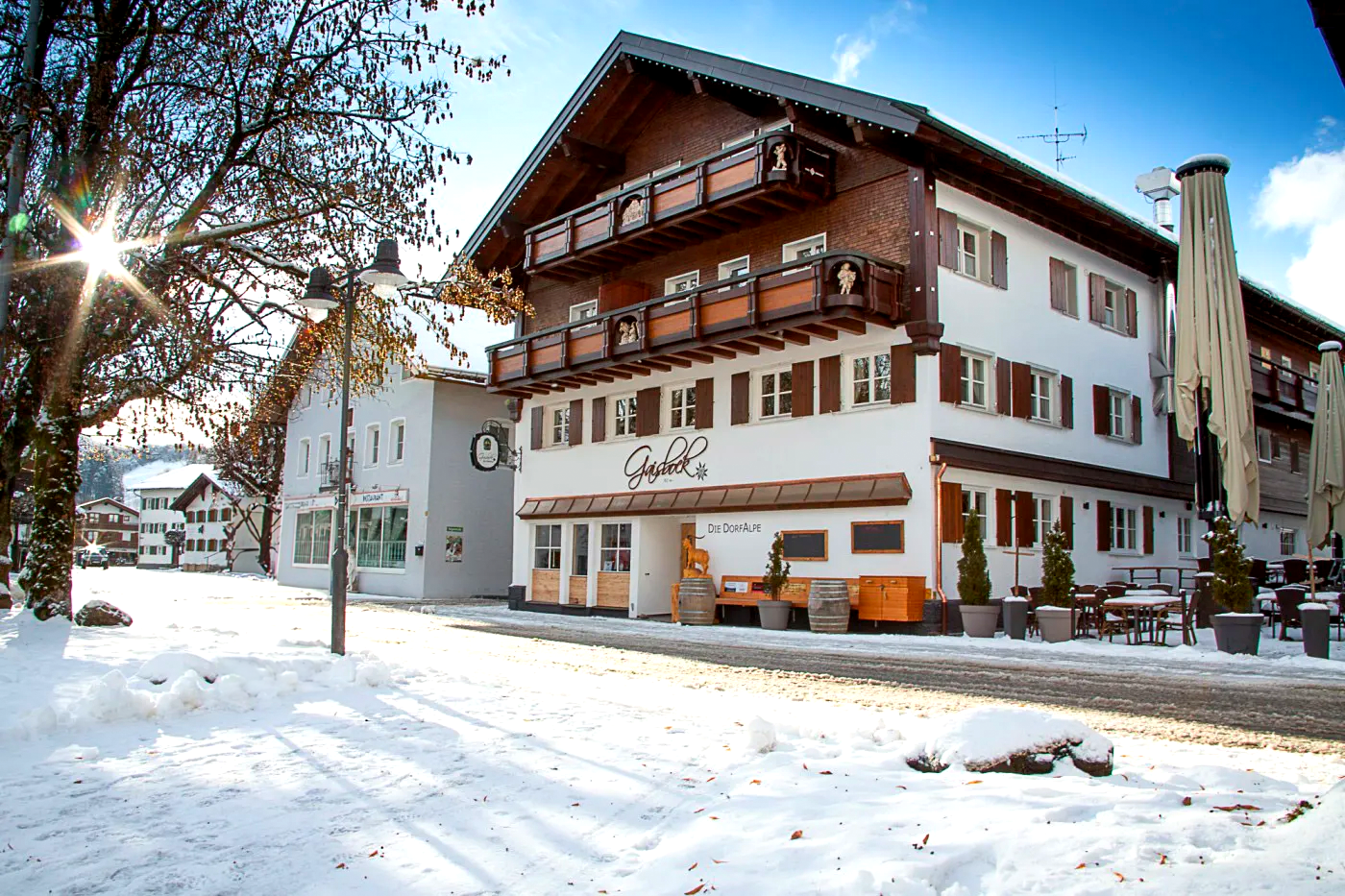 Außenansicht des Ferienhofs Gaisbock in Fischen im Allgäu – gemütliches Bauernhof-Ambiente umgeben von weißer Winterlandschaft.