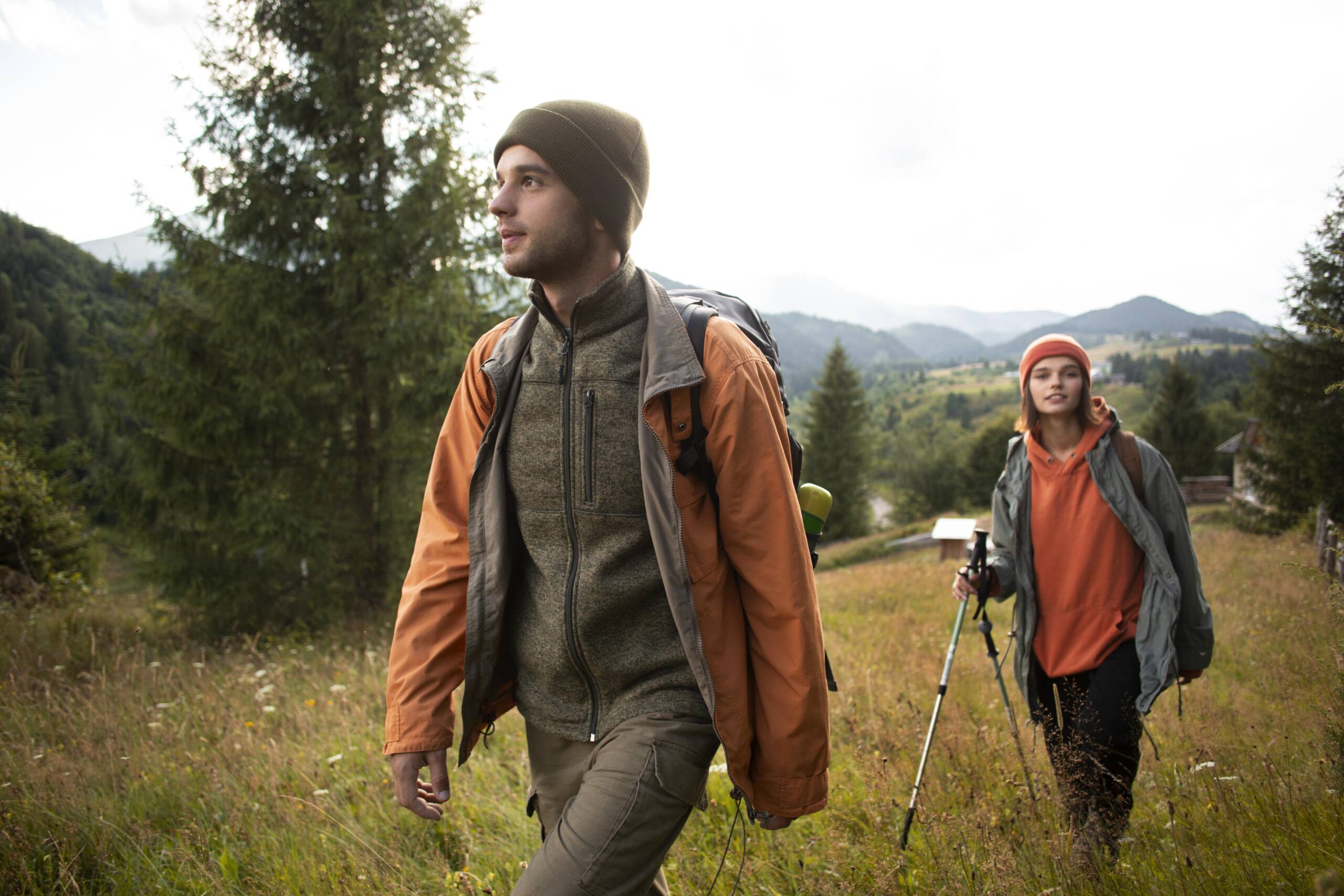 Junge Wanderer laufen im Herbst durch ein buntes Feld – herbstliche Naturerlebnisse und Aktivurlaub im Allgäu.