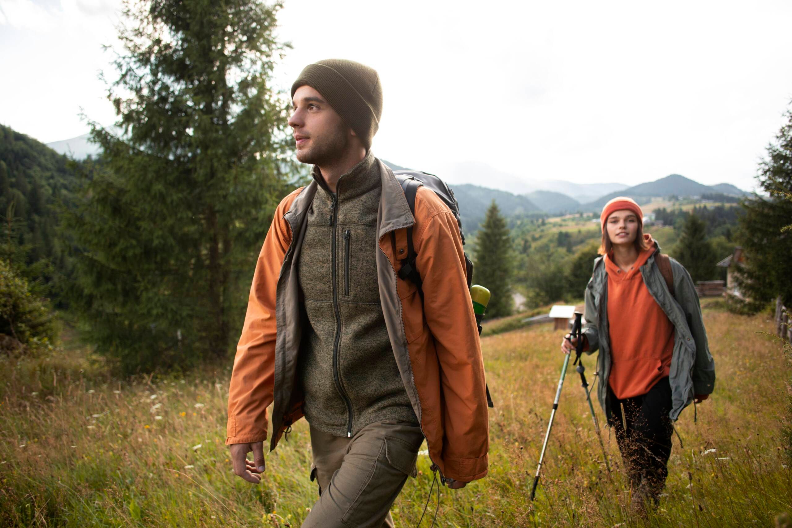 Junge Wanderer laufen im Herbst durch ein buntes Feld – herbstliche Naturerlebnisse und Aktivurlaub im Allgäu.