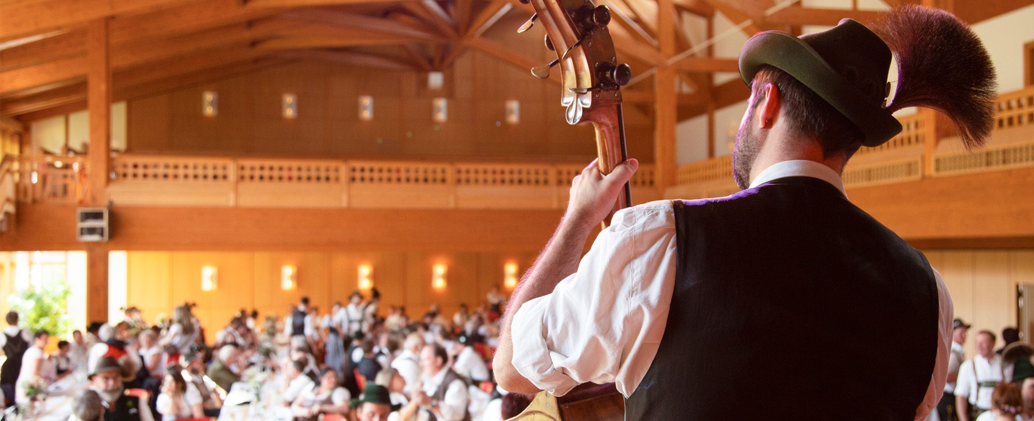 Traditionelles Musik-Event vor begeistertem Publikum – kulturelles Erlebnis mit regionaler Volksmusik im Allgäu.
