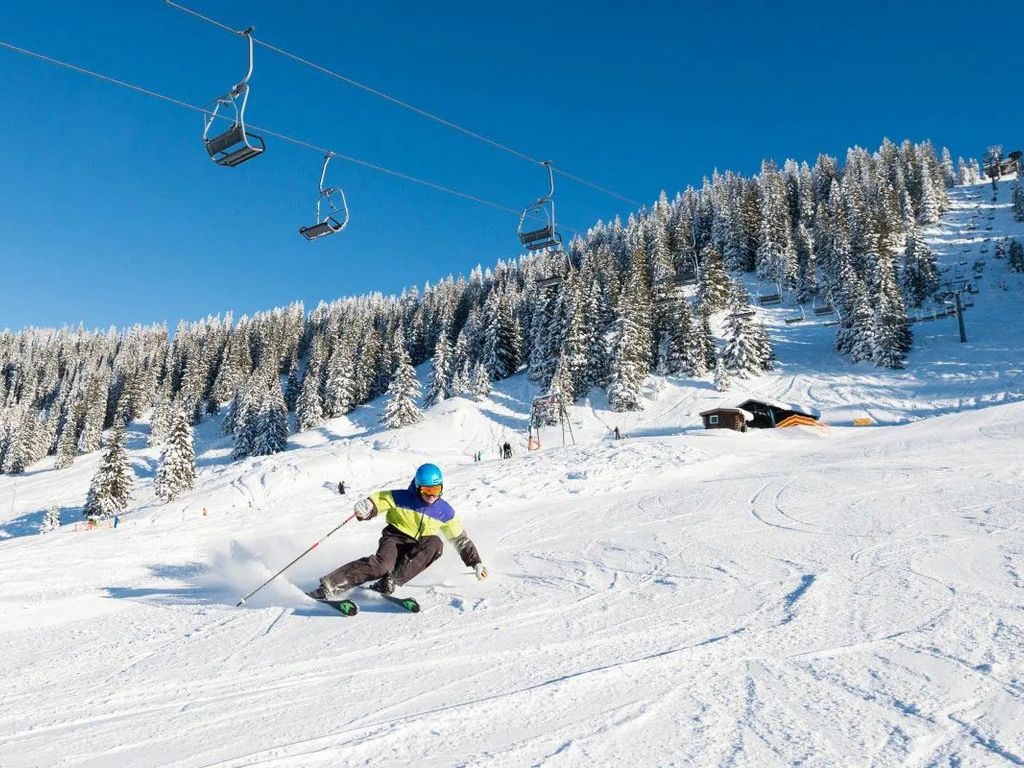 Skifahrer genießen den Winter in Grasgehren, Allgäu – perfekt präparierte Pisten und Alpenpanorama für Wintersportler.