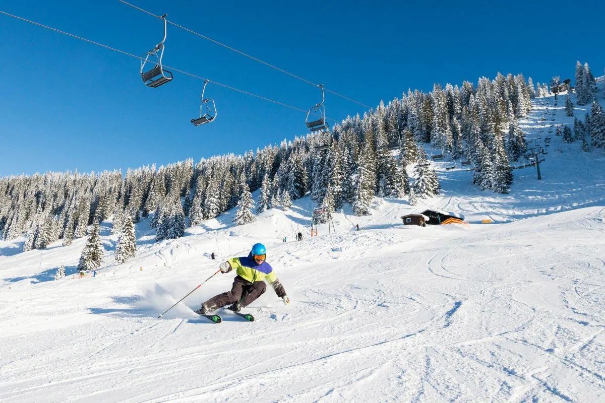 Skifahrer genießen den Winter in Grasgehren, Allgäu – perfekt präparierte Pisten und Alpenpanorama für Wintersportler.