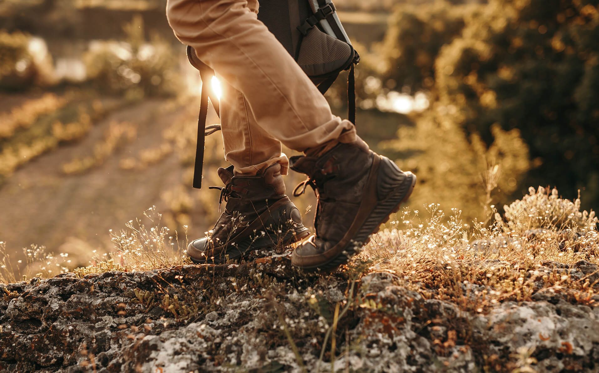 Nahaufnahme robuster Wanderschuhe auf einem Waldweg – Vorbereitung für Wanderabenteuer in der Natur.
