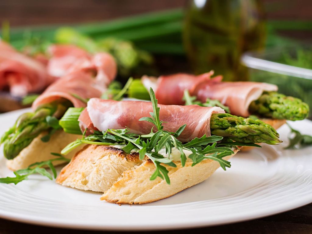 Leckere Toasts mit Spargel, Rucola und Prosciutto – frische, saisonale Frühlingsküche aus dem Allgäu.