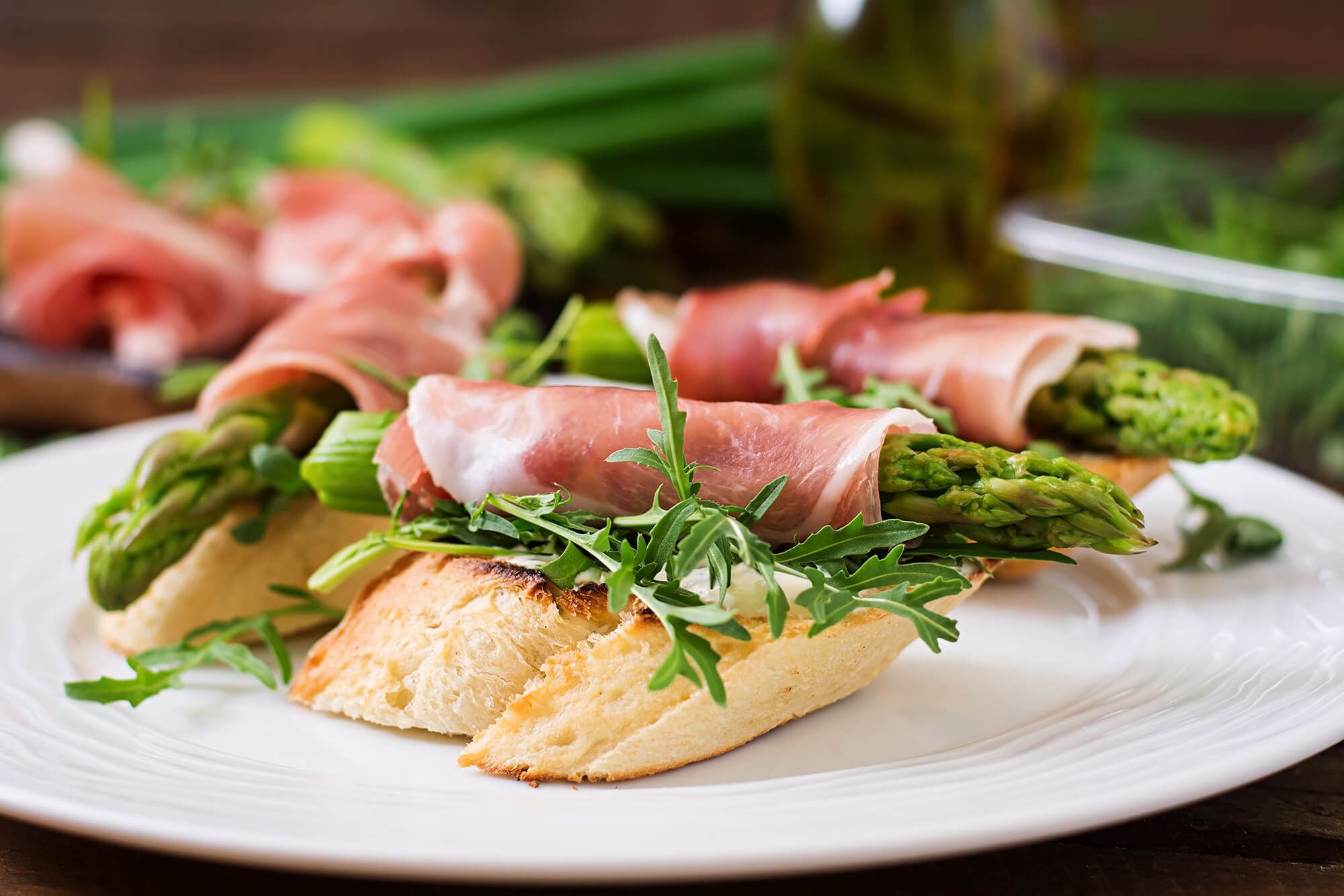 Leckere Toasts mit Spargel, Rucola und Prosciutto – frische, saisonale Frühlingsküche aus dem Allgäu.