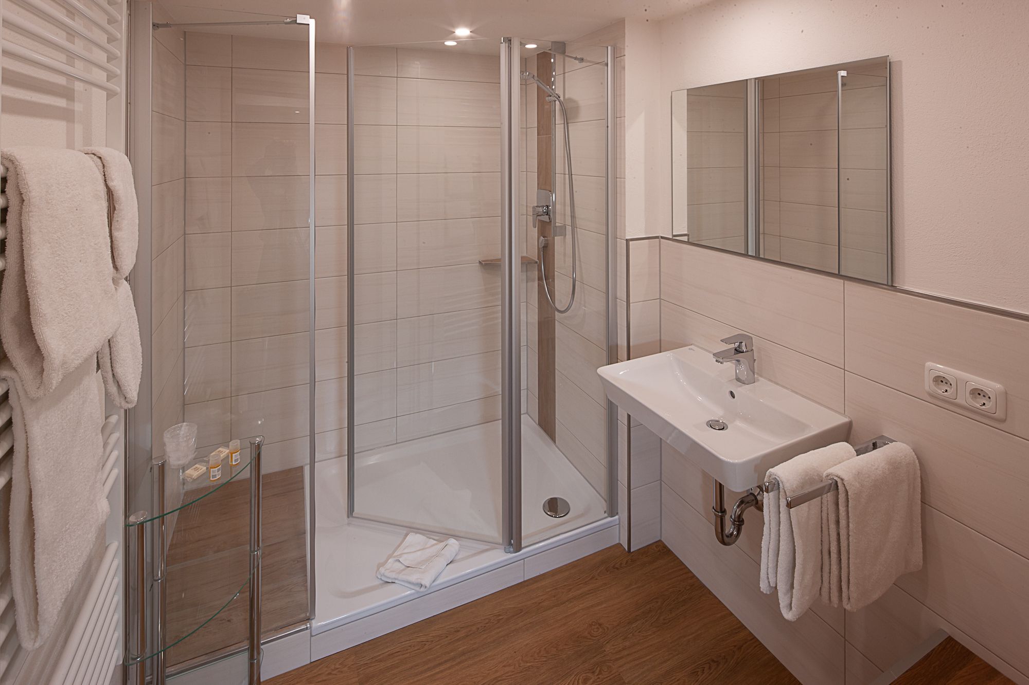 Modernes Badezimmer mit großer Glasdusche und stilvoller Einrichtung – komfortabler Wellnessbereich in einer Ferienwohnung im Allgäu.