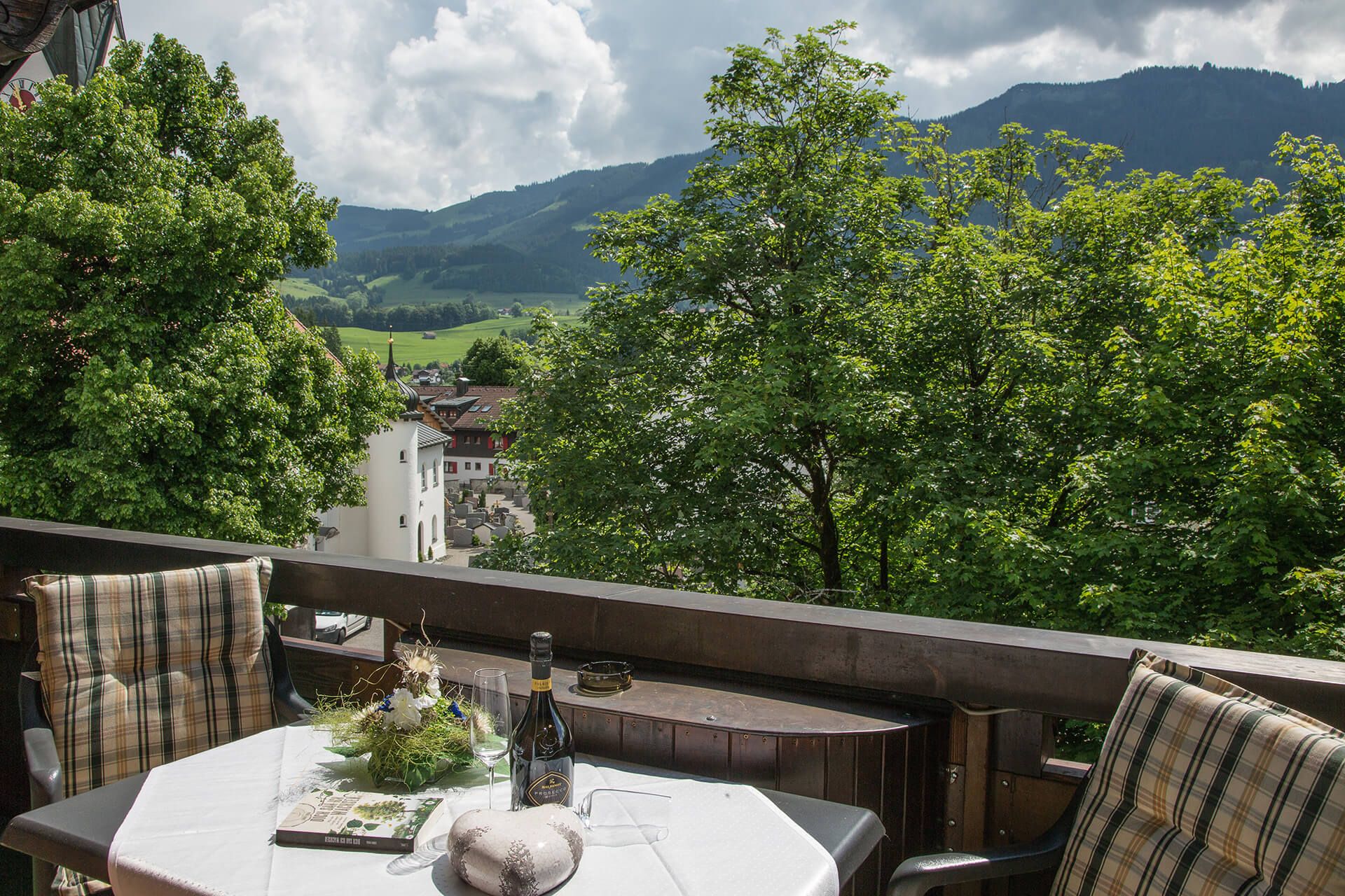 Ausblick von der Terrasse mit Blick auf die Allgäuer Berge und grüne Landschaft – entspannte Urlaubsmomente in Fischen im Allgäu.