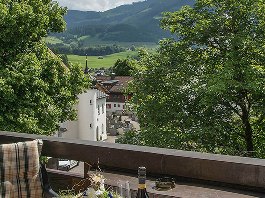 Ausblick von der Terrasse mit Blick auf die Allgäuer Berge und grüne Landschaft – entspannte Urlaubsmomente in Fischen im Allgäu.