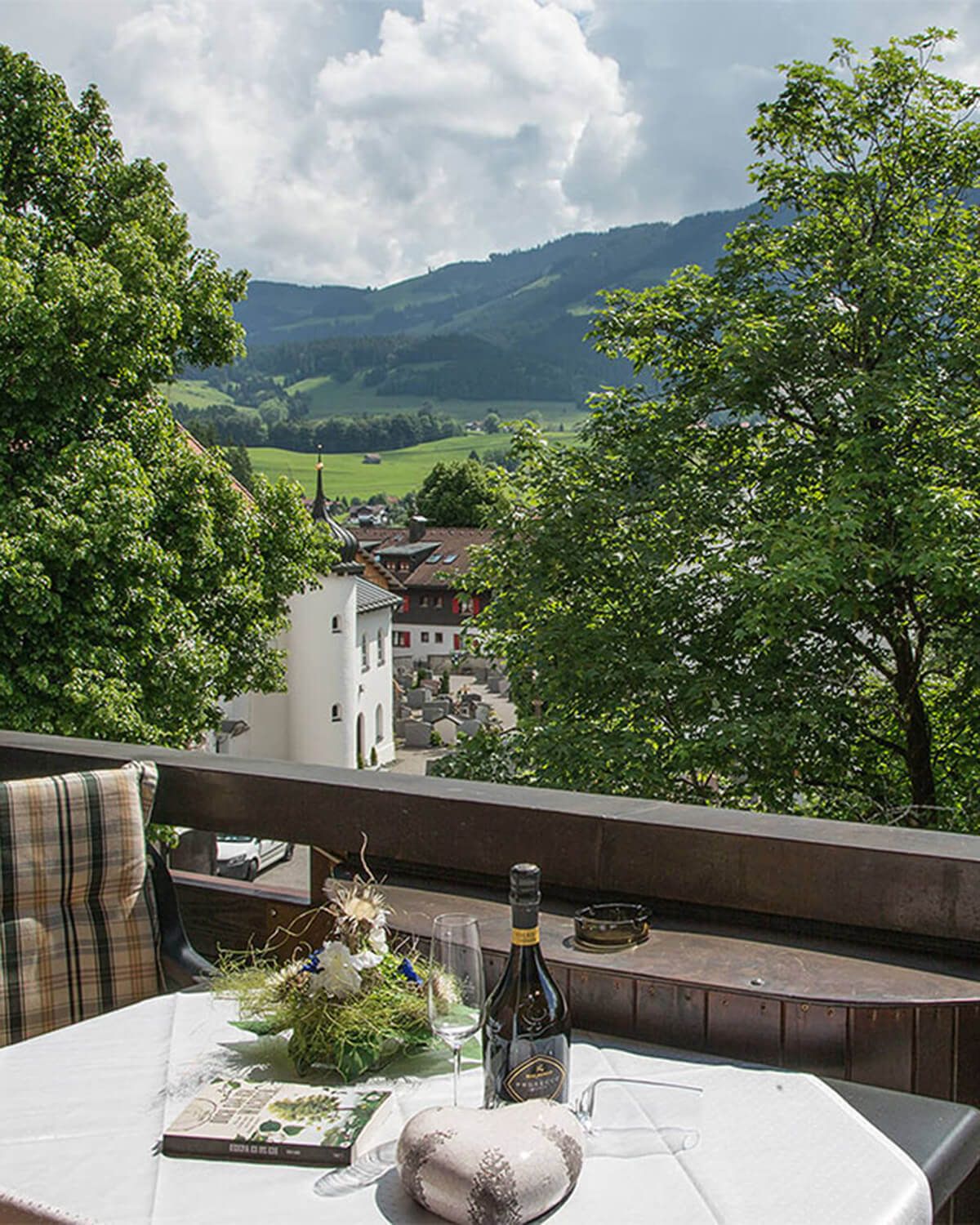 Ausblick von der Terrasse mit Blick auf die Allgäuer Berge und grüne Landschaft – entspannte Urlaubsmomente in Fischen im Allgäu.