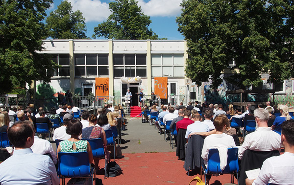 Zeugnisvergabe unter weiß-blauem Himmel