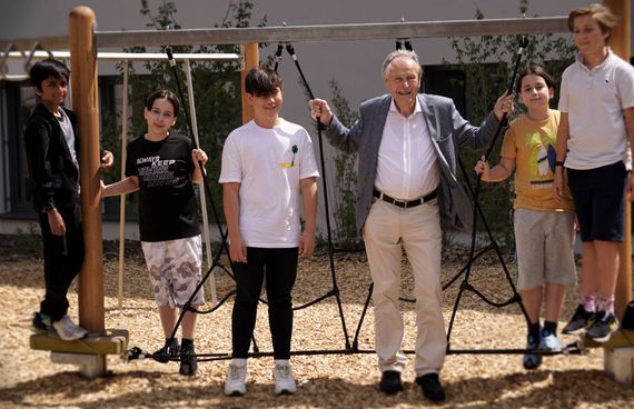 Dr. Hahlweg mit Kindern