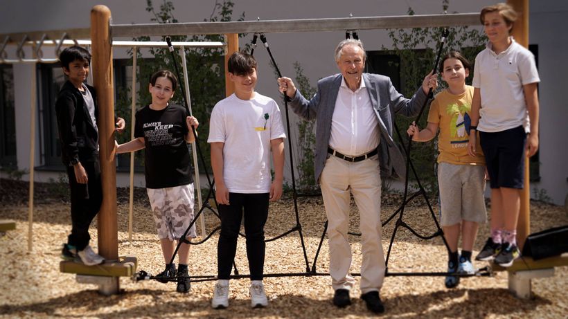 Dr. Hahlweg mit Kindern