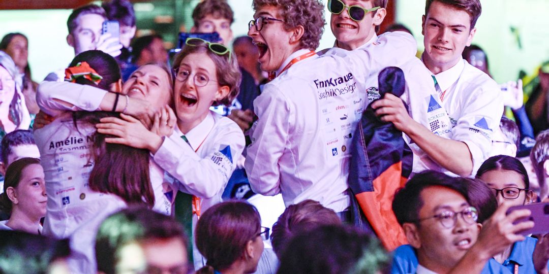 „And the world champions for 2023 – they are: Recoil Racing“ Schüler*innen des MTG Erlangen in Singapur Weltmeister 2023