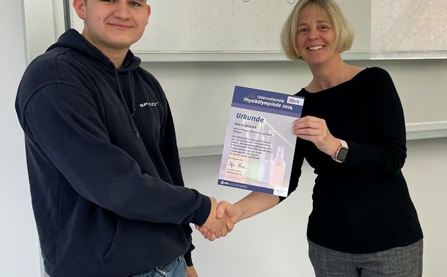 Max Lauterbach nimmt erfolgreich an der 54. Physik-Olympiade teil