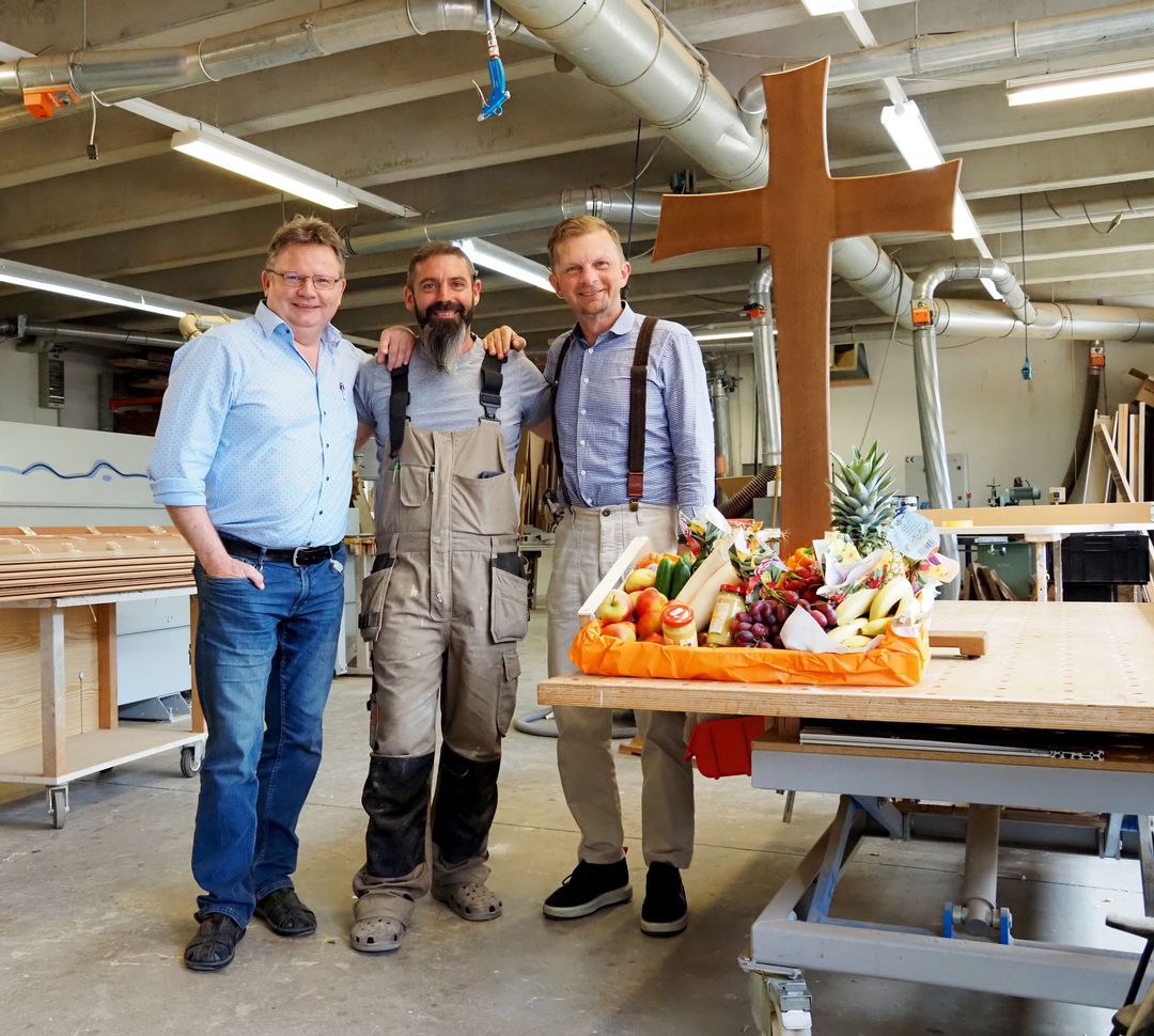 Ein Holzkreuz für die Turnhalle