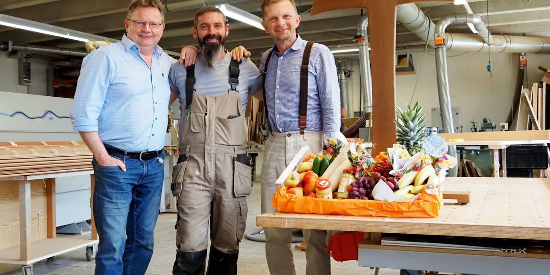 Ein Holzkreuz für die Turnhalle