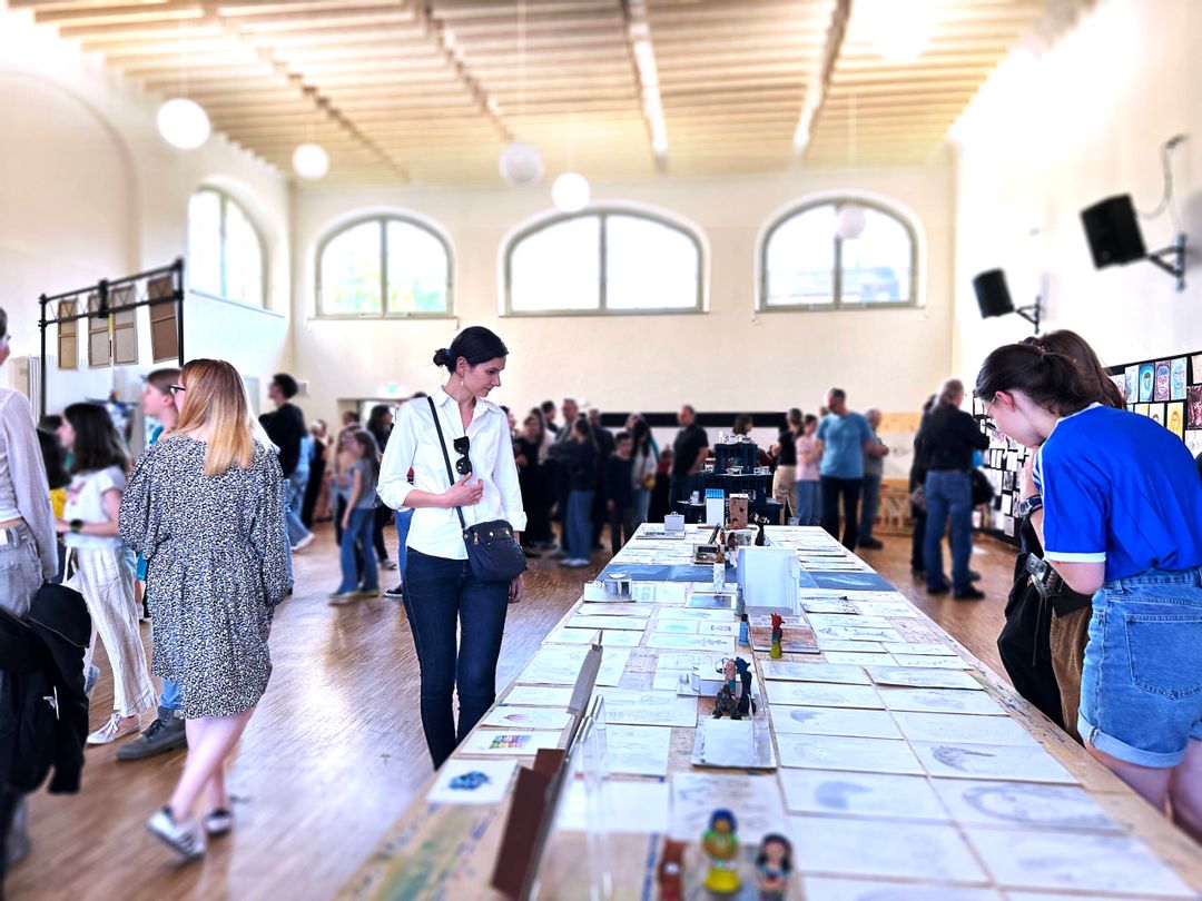 Ein Abend voller Kunst und Begegnungen – Rückblick auf die Kunstausstellung in der Aula