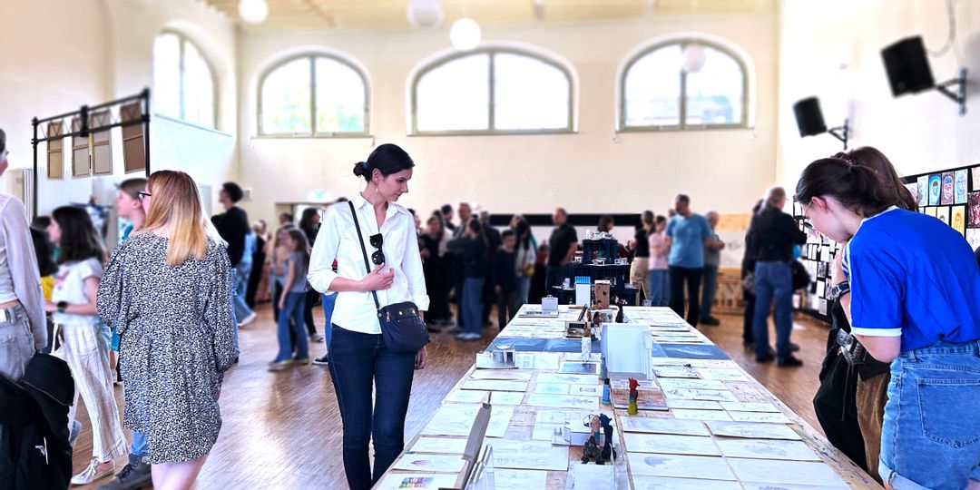 Ein Abend voller Kunst und Begegnungen – Rückblick auf die Kunstausstellung in der Aula