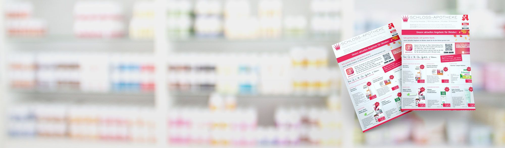 zwei Angebotsflyer vor einem unscharfen Regalhintergrund