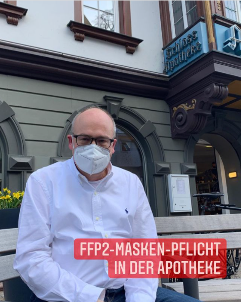 Dr. Gubitz mit FFP2-Maske vor der Schlossapotheke, Bildunterschrift: FFP2-Maskenpflicht in der Apotheke