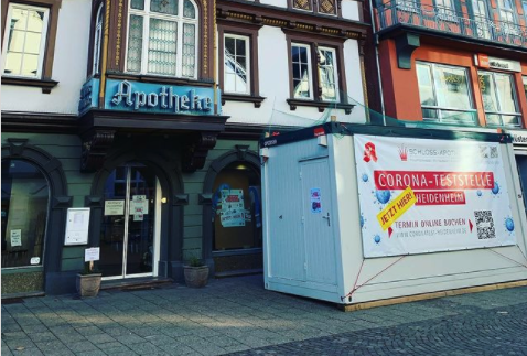 der Container der Coronateststelle vor der Schlossapotheke