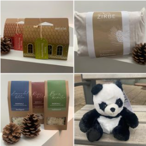 ein viergeteiltes Bild mit Weleda Geschenkverpackungen, einem Zirbenkissen, Badesalz und einem Panda-Wärmetierchen