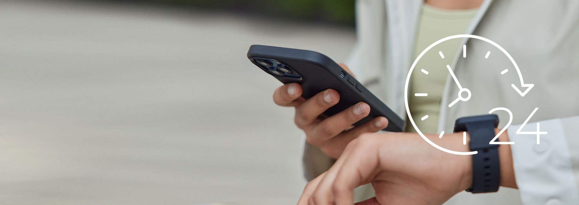 Zwei Hände, in der einen Hand ein Smartphone, die andere Hand neigt die Armbanduhr zum Gesicht