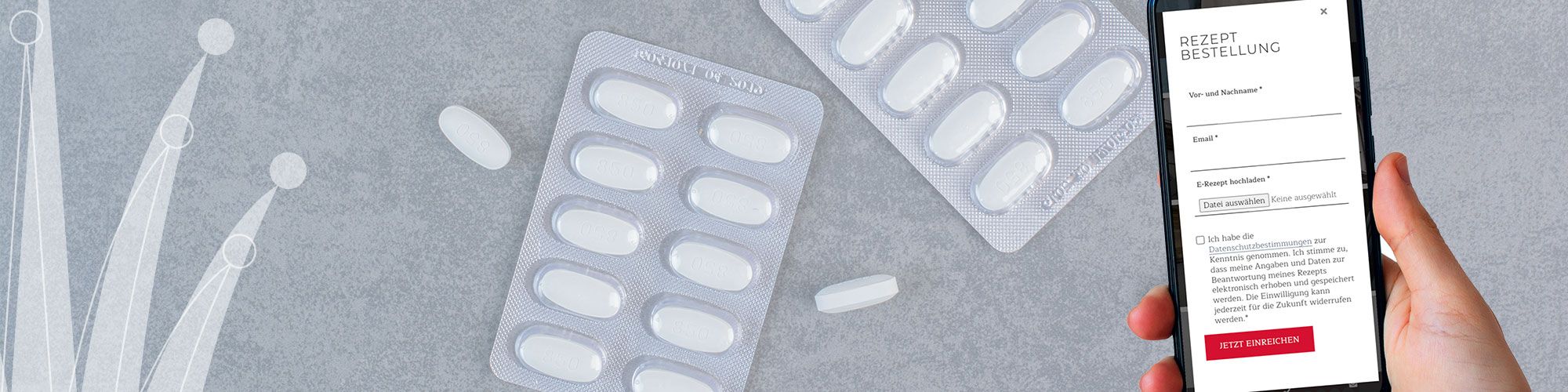 eine Hand hält ein Handy, auf dem Display sieht man eine offene Rezeptbestellung. Im Hintergrund zwei Blister mit Tabletten auf grauem Boden