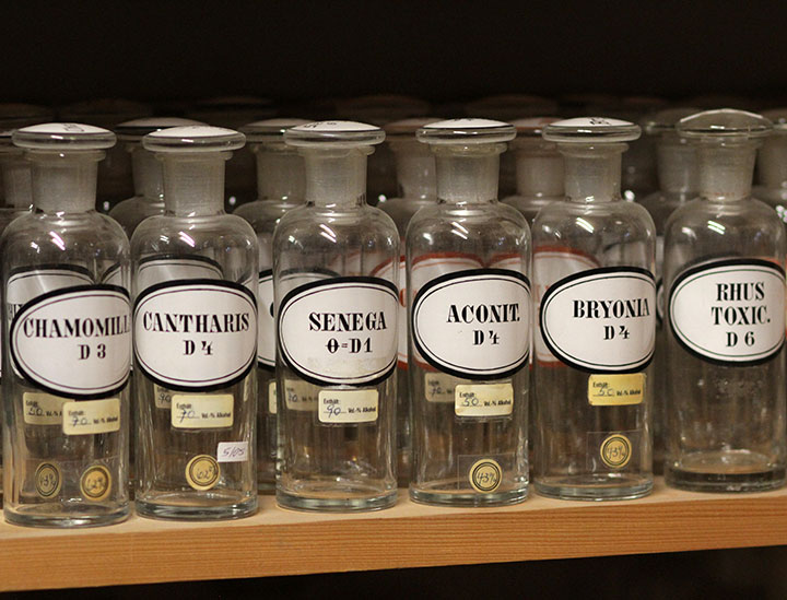 Apothekenglasgefäße mit lateinischen Bezeichnungen auf dem ovalen Etikett